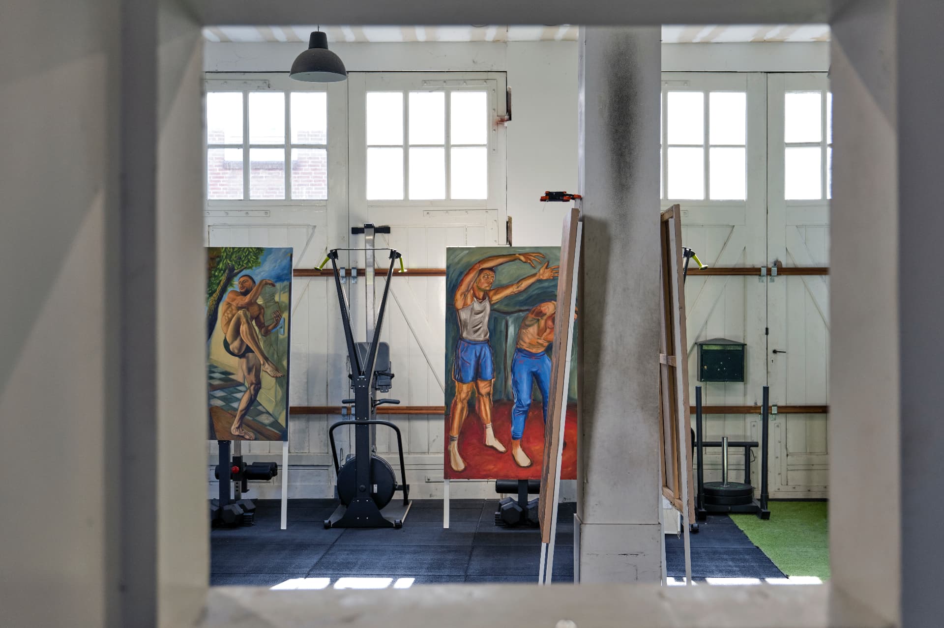 Doorkijk naar de zaal met doeken