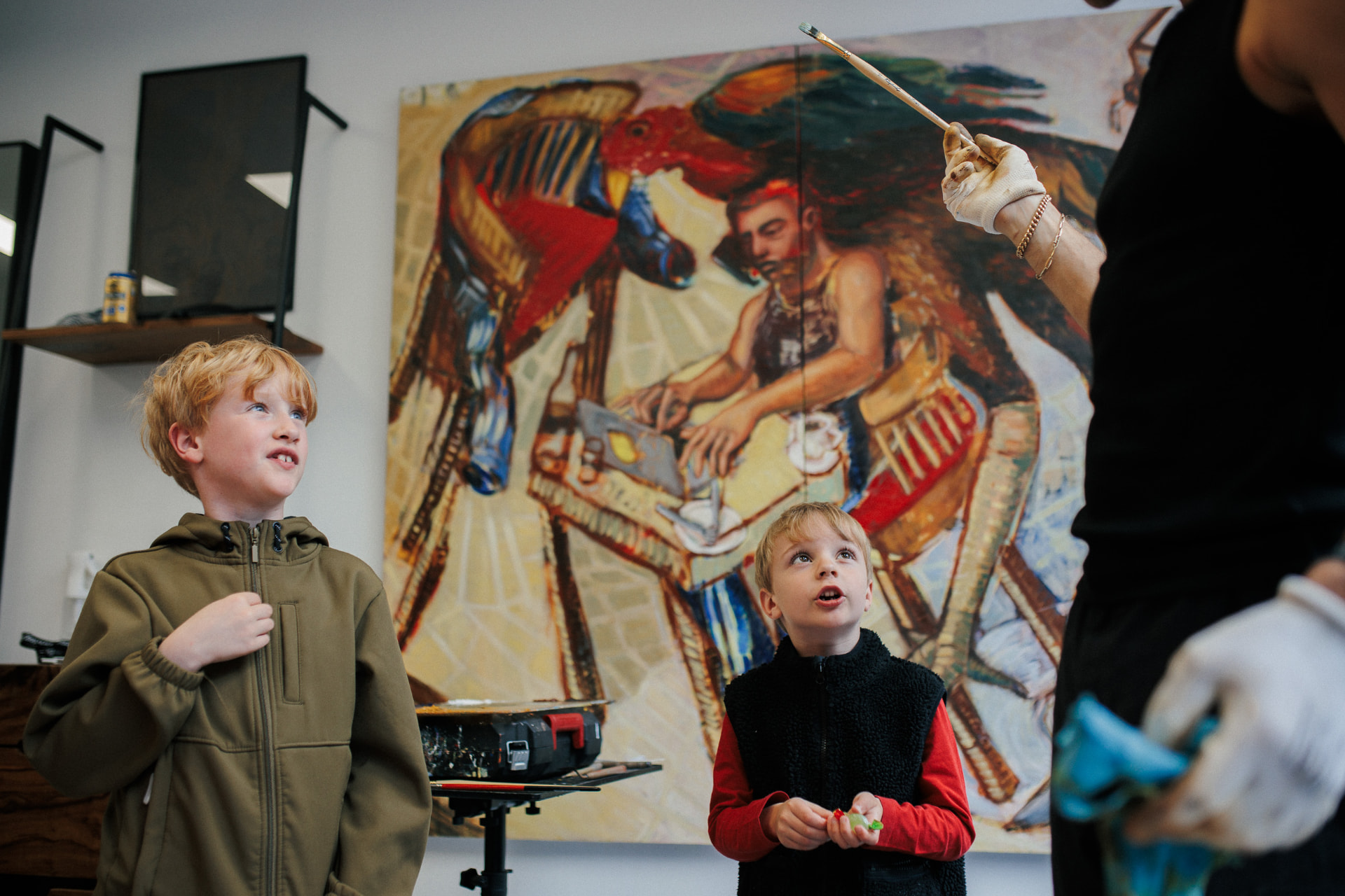 Publiek bij het live schilderen tijdens Tussen Kunst en Nacht