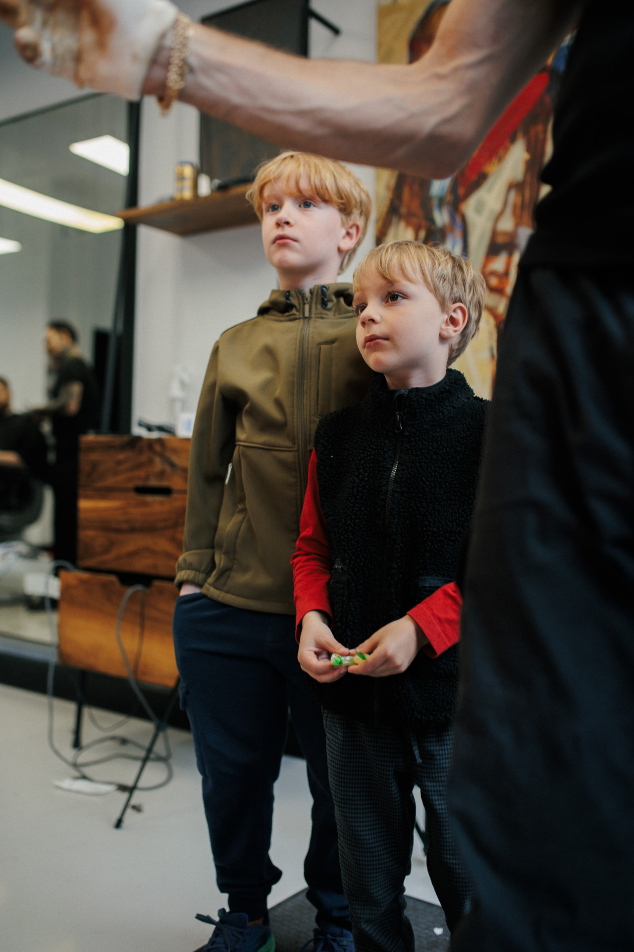 Jonge bezoekers kijken naar het live schilderen