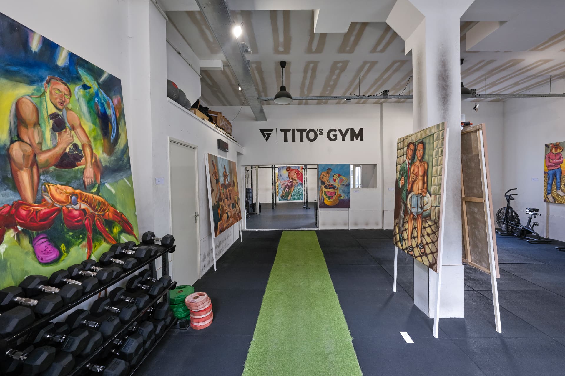 Overzicht van de expositie in Tito's Gym