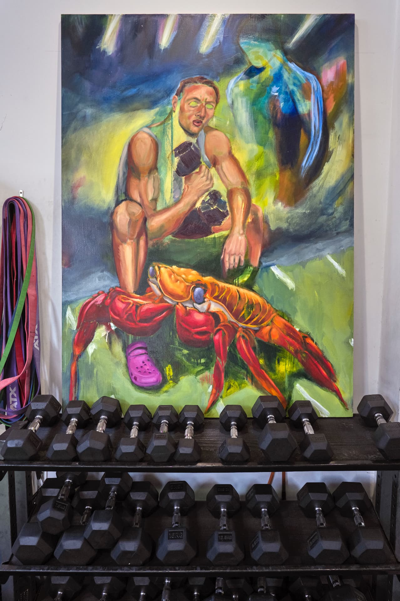 Doek achter een rek met dumbbells