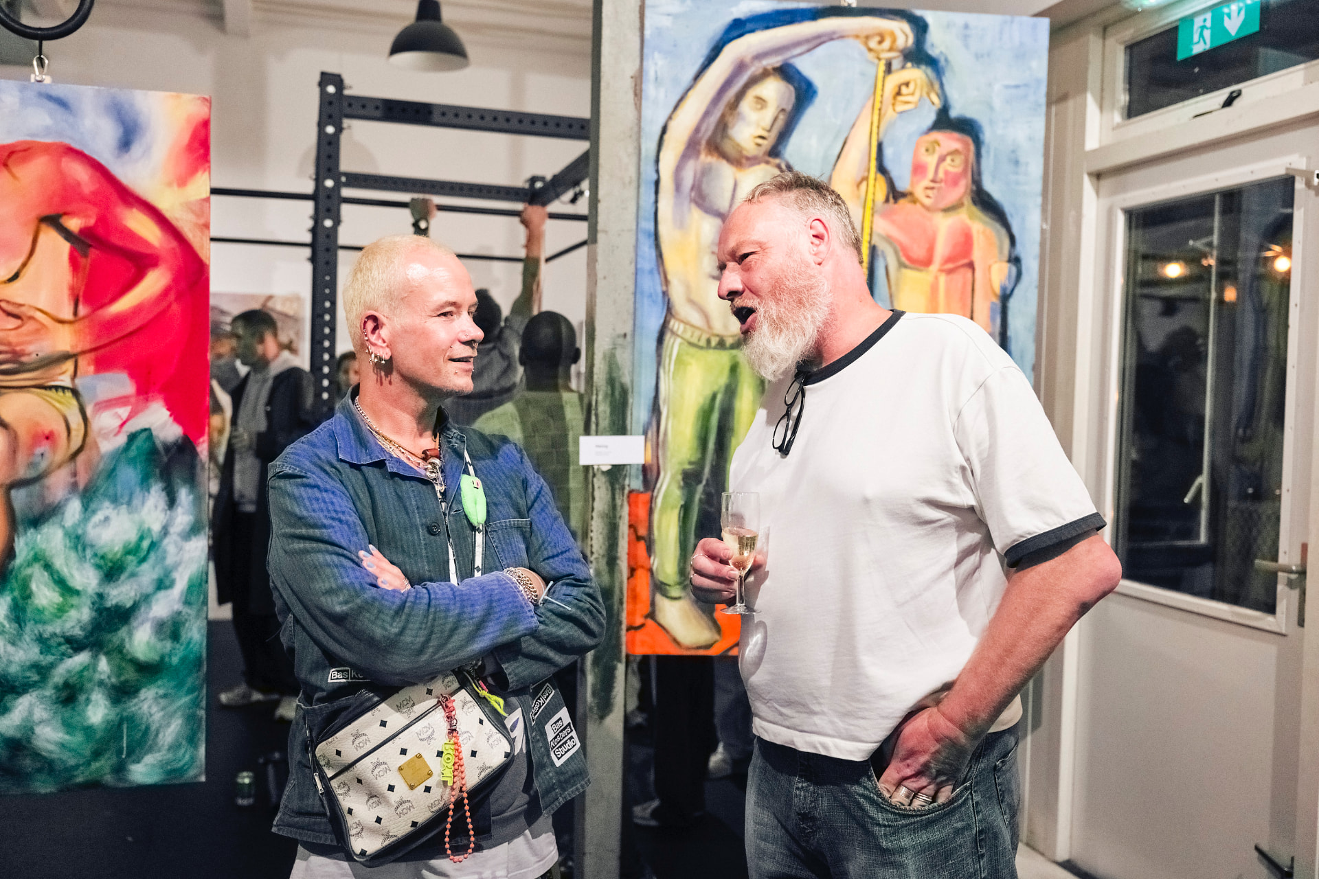 Twee bezoekers in gesprek naast Meting