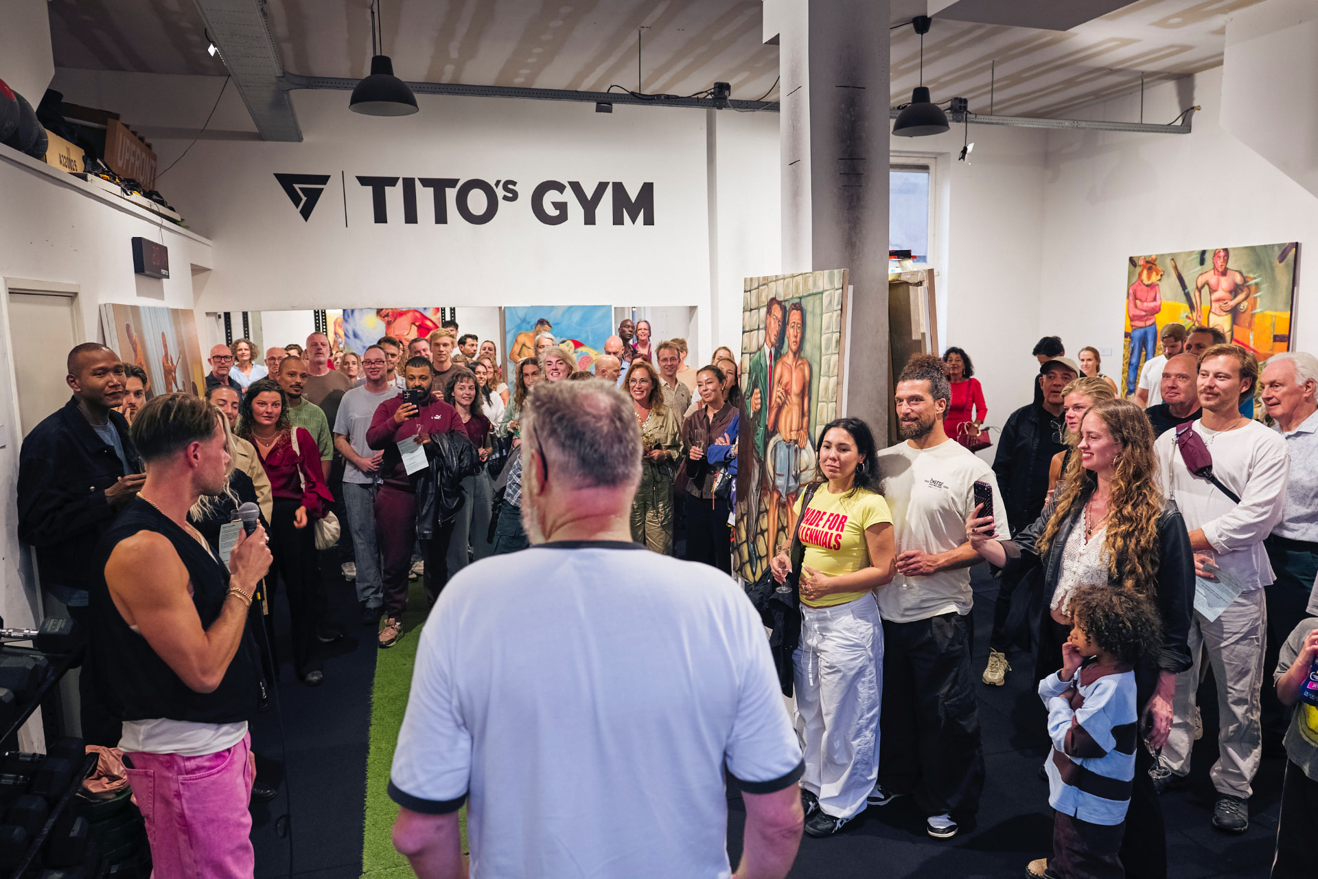 Johnny Buivenga spreekt het publiek toe bij de opening in Tito's Gym