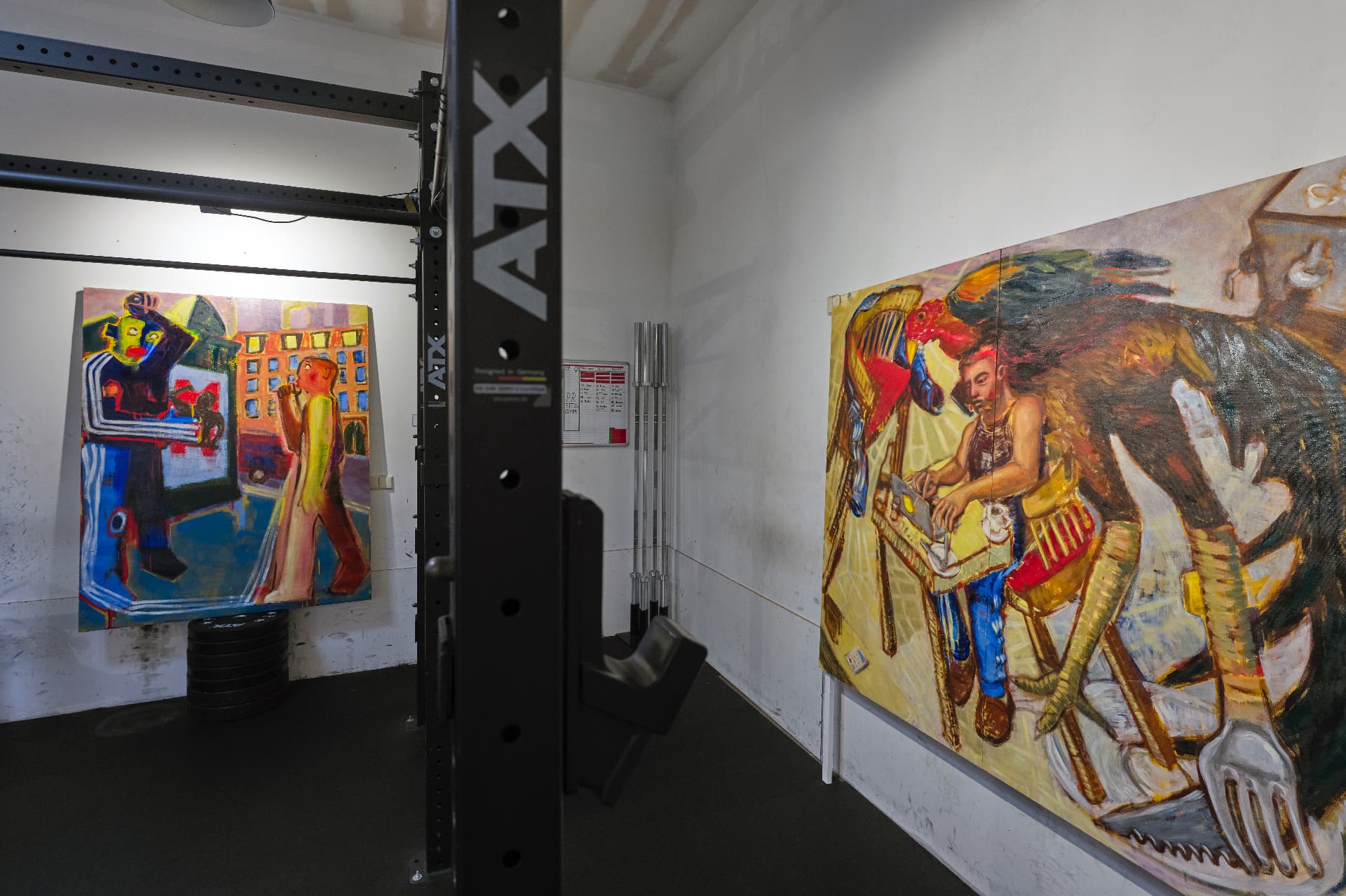 Zaalbeeld met werken tussen de squat racks
